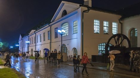 Неделя моды в Екатеринбурге: скрипач на крыше, модный показ и летний снег