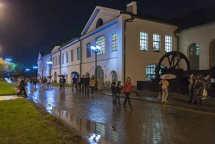 Неделя моды в Екатеринбурге: скрипач на крыше, модный показ и летний снег