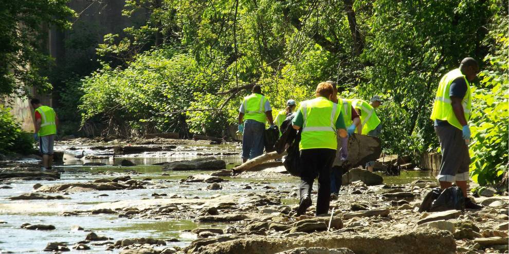 Россияне улучшили мнение о мигрантах в сфере ЖКХ
