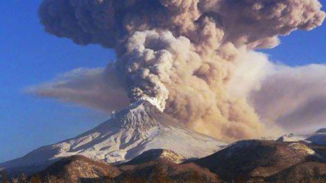 Вулкан на Камчатке выбросил пепел на шесть километров