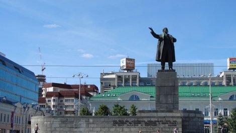 Городские службы помыли Ленина