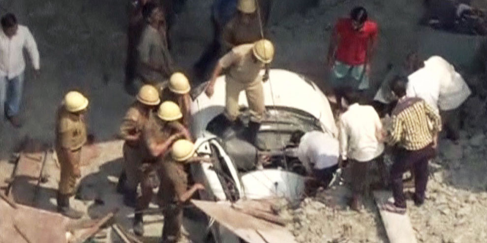 Двадцать два человека погибли при обрушении эстакады в Индии