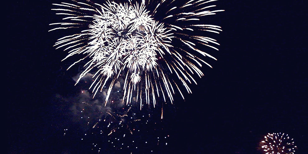 Салют cтал финальным аккордом 9 мая в Екатеринбурге (ВИДЕО)