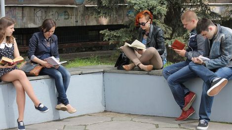 Флешмоб «Читающая молодежь» прошел в центре города