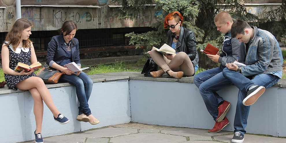 Флешмоб «Читающая молодежь» прошел в центре города