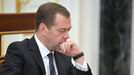 Медведев выделил регионам 8,7 миллиарда рублей на дорожное хозяйство