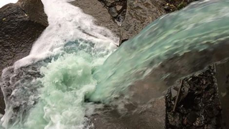 Река Исеть окрасилась в ярко-голубой цвет