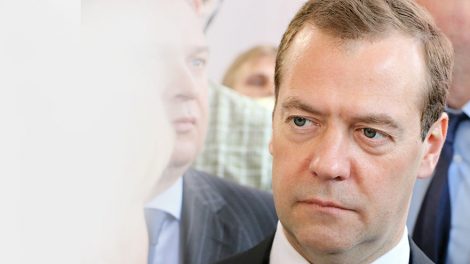 Медведев одобрил идею снизить порог беспошлинного ввоза посылок