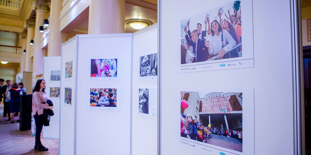 В Екатеринбурге открылась фотовыставка в поддержку онлайн-акции «Спасибо, Учитель»