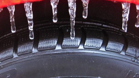 Водителей за езду на летней резине зимой будут штрафовать
