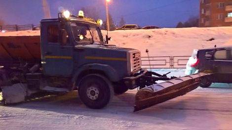 Более 300 единиц техники боролись со снегом этой ночью