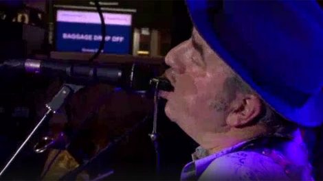 ТРАНСЛЯЦИЯ: Группа “Чайф” дает онлайн-концерт в аэропорту “Внуково”