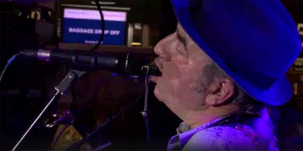 ТРАНСЛЯЦИЯ: Группа “Чайф” дает онлайн-концерт в аэропорту “Внуково”