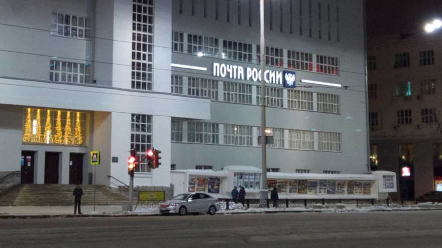 На отреставрированном Главпочтамте повелась огромная вывеска