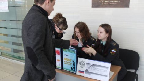 Судебные приставы закрыли выезд за границу для более 70 тысяч должников