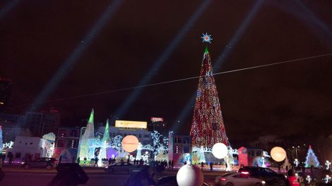 ФОТО, ВИДЕО: В Екатеринбурге открыли ледовый городок в сопровождении светового шоу