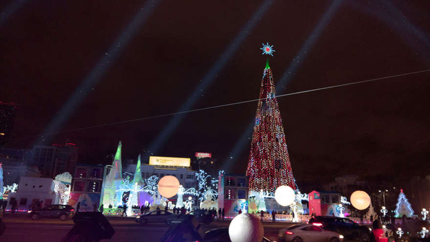 ФОТО, ВИДЕО: В Екатеринбурге открыли ледовый городок в сопровождении светового шоу