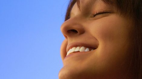 Более 80 процентов россиян считают себя счастливыми, но есть НО