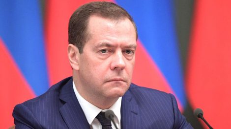 Медведев предложил увеличить штраф для водителей, не пропускающих пешеходов