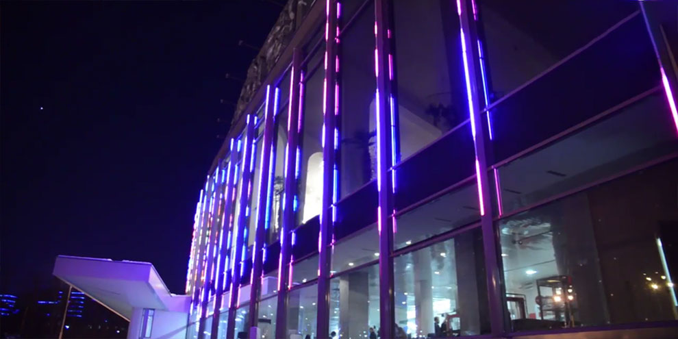 На фасаде Двореца молодежи заработала светодиодная подсветка