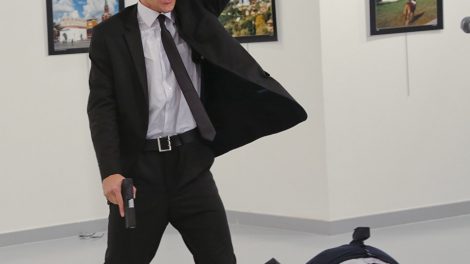 World Press Photo назвали снимком года фото убитого в Анкаре посла России