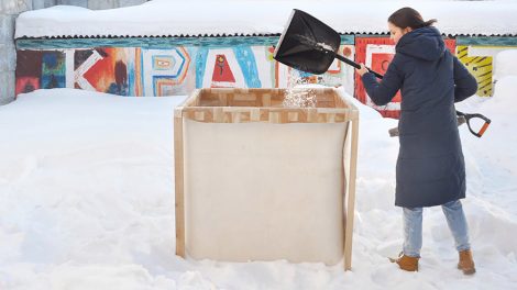 Художница из Москвы строит в Екатеринбурге гигантского снеговика