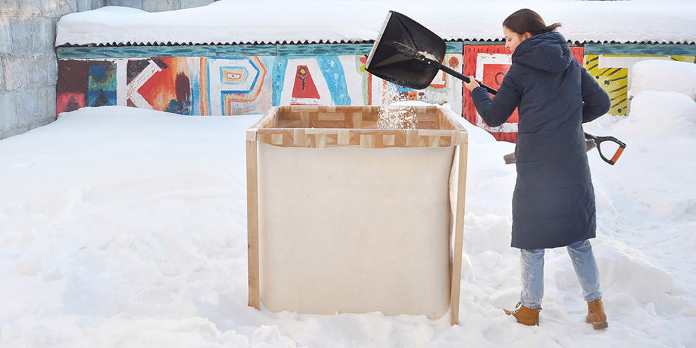 Художница из Москвы строит в Екатеринбурге гигантского снеговика