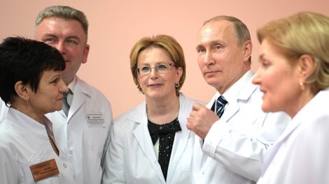Владимир Путин пообещал поднять зарплаты врачей до 200%