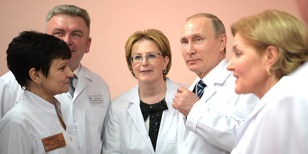 Владимир Путин пообещал поднять зарплаты врачей до 200%