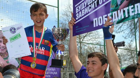 Спортсмены Свердловской области сыграли в футбол с детьми из детских домов