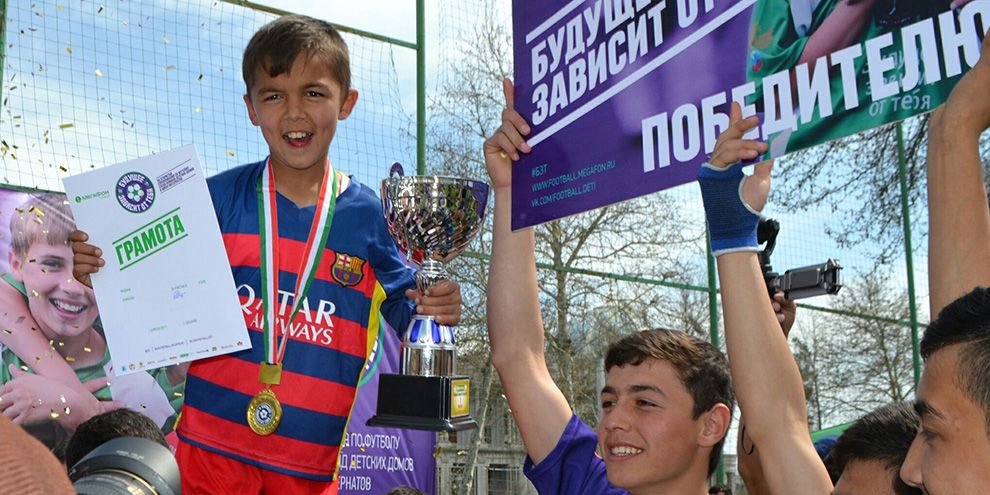 Спортсмены Свердловской области сыграли в футбол с детьми из детских домов