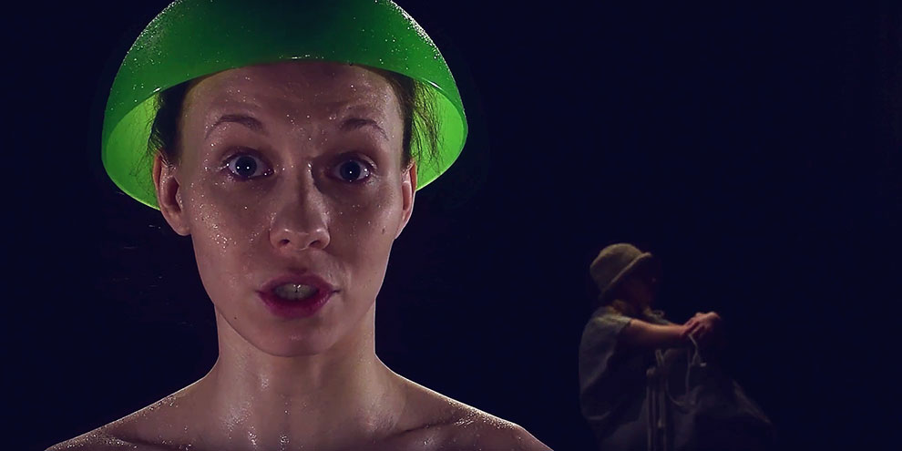 ВИДЕО: Студенты театрального института в Екатеринбурге сняли короткометражку про чувства яблока