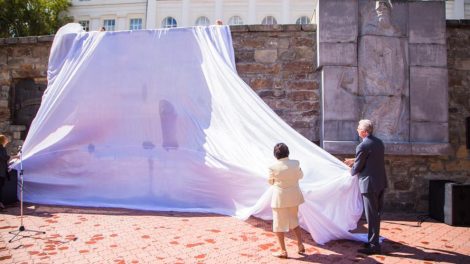 Плотинке вернули барельеф Первому строителю города