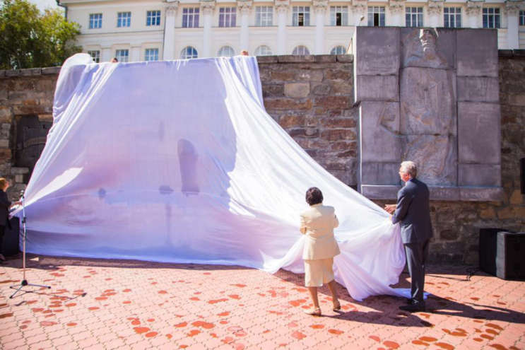 Плотинке вернули барельеф Первому строителю города