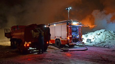 Несанкционированная свалка горит на улице Черняховского