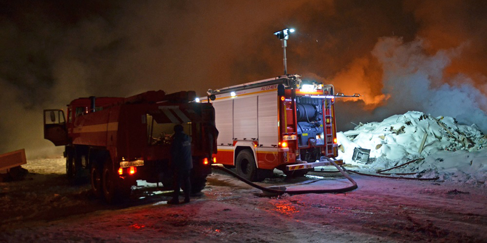 Несанкционированная свалка горит на улице Черняховского