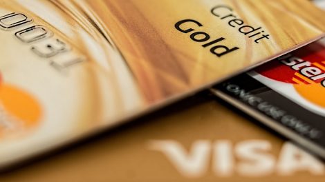 Россияне смогут снимать наличные с карт на кассах магазинов