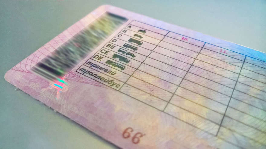 Автомобилисты Екатеринбурга массово сдают водительские права