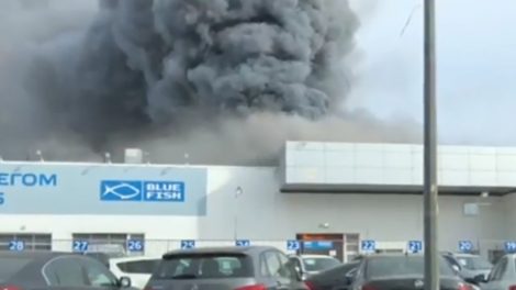 В Санкт-Петербурге горит автоцентр на площади 500 кв метров