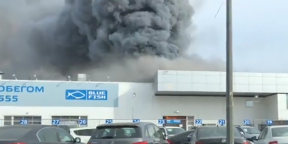 В Санкт-Петербурге горит автоцентр на площади 500 кв метров