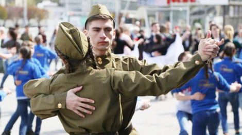 Уральские студенты закружатся в военном вальсе в День Победы