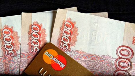 Названы самые высокооплачиваемые и низкооплачиваемые работники в России