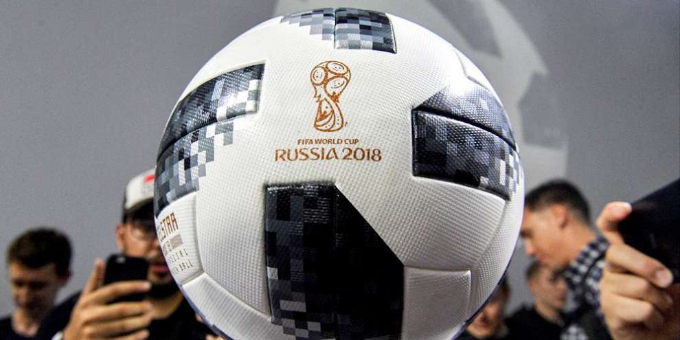 Виталий Мутко утопил в Байкале официальный мяч ЧМ-2018