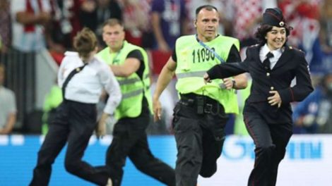 ​Выбежавшие на поле активисты Pussy Riot во время финала ЧМ-2018 получили 15 суток ареста