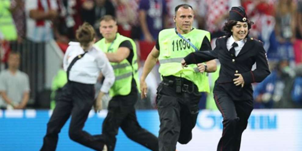 ​Выбежавшие на поле активисты Pussy Riot во время финала ЧМ-2018 получили 15 суток ареста