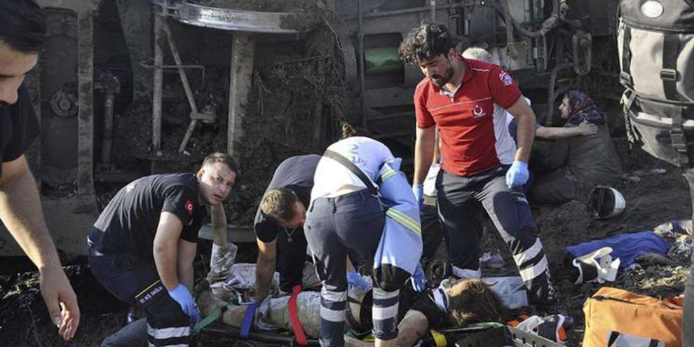 В Турции при аварии на железной дороге погибли 24 человека