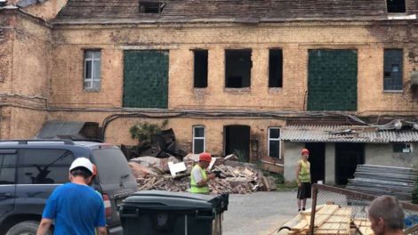 В Екатеринбурге начали разбирать легендарную баню на улице Куйбышева