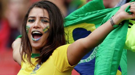 ​FIFA просят не показывать во время трансляций привлекательных болельщиц