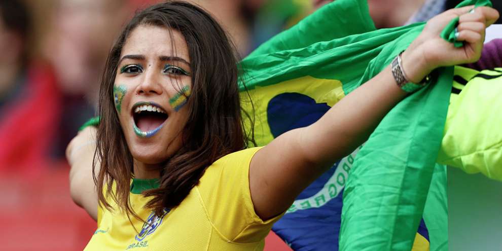 ​FIFA просят не показывать во время трансляций привлекательных болельщиц