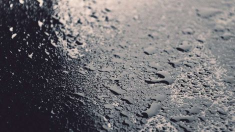 В центре Каменска-Уральского на дорогу вытекла тонна серной кислоты